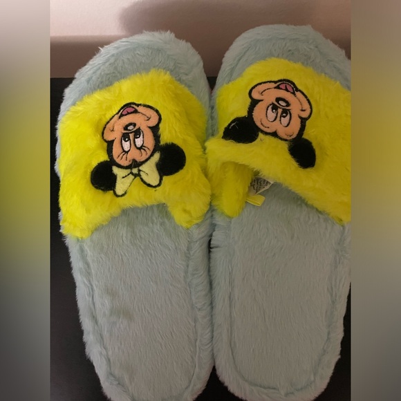Mickey Mouse fuzzy slippers - Picture 1 of 2